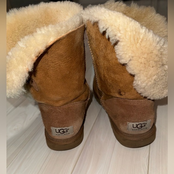 Ugg Bailey Button Chestnut (8) - Picture 4 of 10